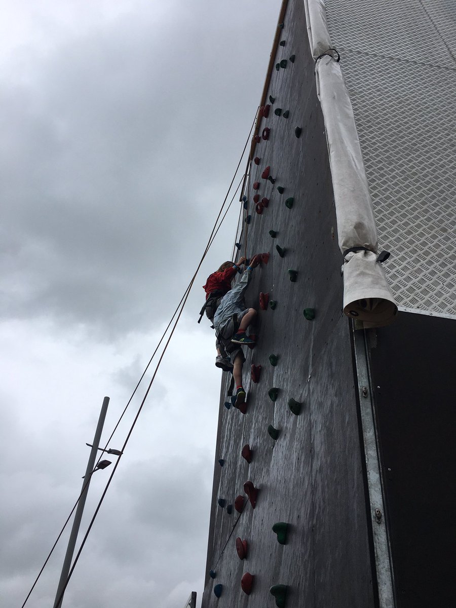 Dikke merci to everyone <a href="/SportVlaanderen/">Sport Vlaanderen</a> at @DeHaanWenduine this morning. The kids had a great time at the climbing wall. #sportersbelevenmeer