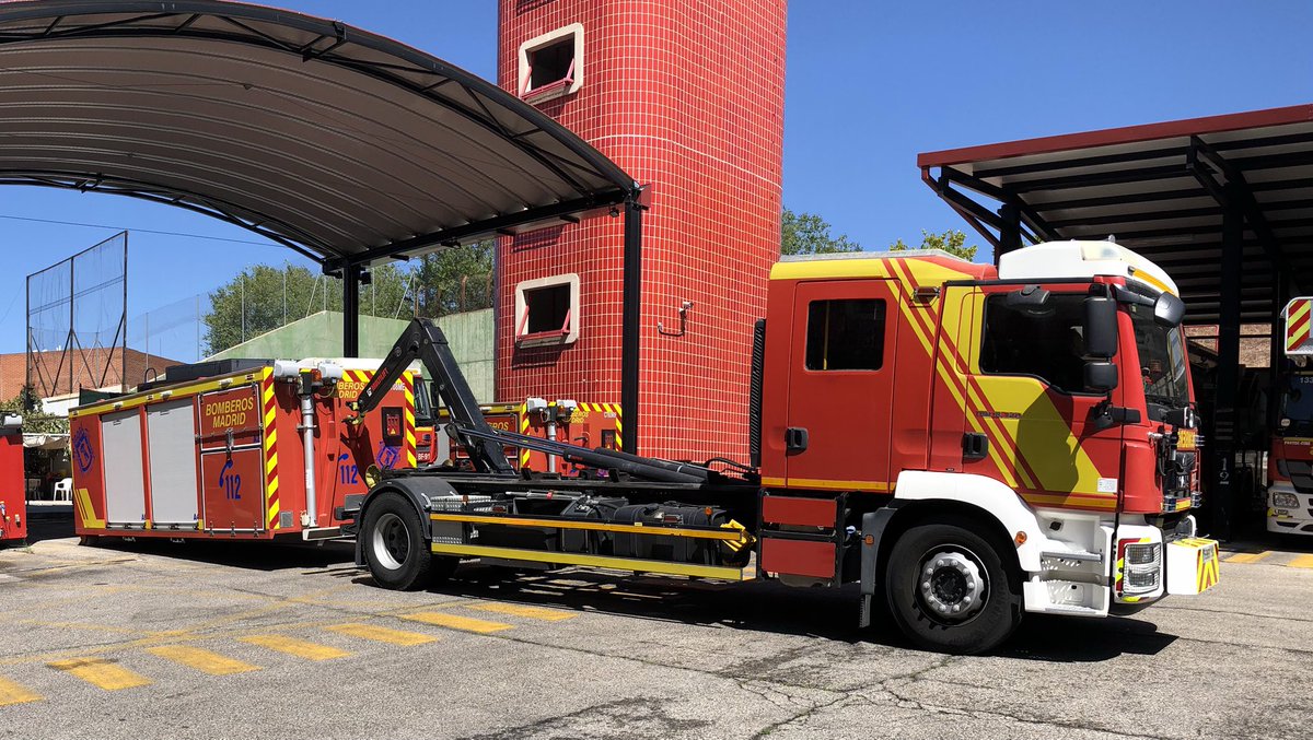 Alvaro_Mt86's tweet photo. Realizamos #maniobras con Contenedor de medios de extincion #CTME en el #parque9 de @BomberosMad en el distrito de #Fuencarral #BarriodelPilar https://t.co/AlgZ1sRh1a