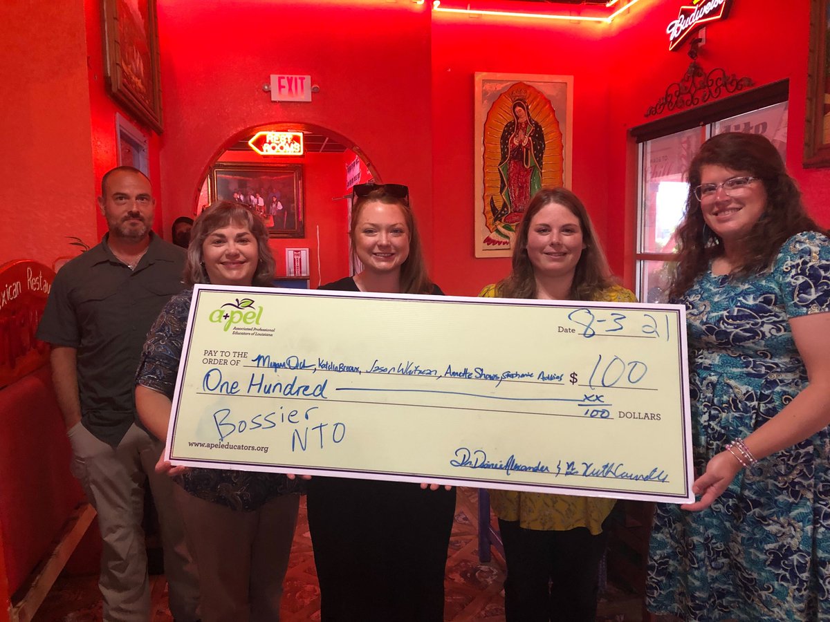 goAPEL's tweet image. Not only did A+PEL 🍎 sponsor lunch at Nicky's for ALL NEW TEACHERS, but we also awarded $500 💰  in door prizes to help these new Bossier Parish educators start off the new school year on the right foot! #APELgivesback #APELacrossLA