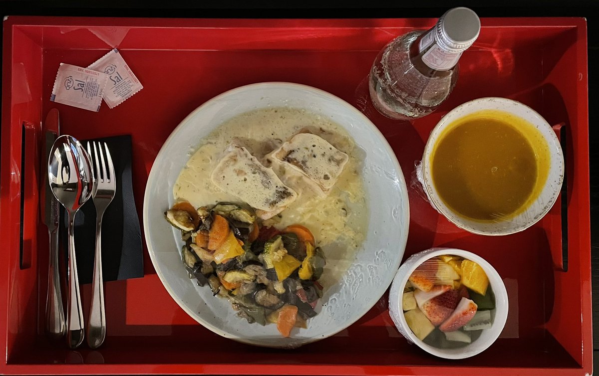 Día 2 en la #carceldeparis . Cena. Enhorabuena al chef de @hyattcentricsantiago ! Crema de zapallo sabrosa, buena textura y cantidad justa de pimienta.Pescado con salsa de queso en su punto y verduras estilo mediterráneo deliciosas.Fruta en su punto.Good job! Mejorable:cucharilla