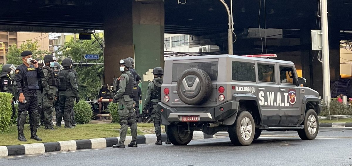 natlamborghini1's tweet photo. ต้องใช้หน่วย S.W.A.T.

โคตรเวอร์ทำเหมือนต่อสู้กับคนร้ายก่อเหตุวินาศกรรมอะไรสักอย่าง🙄

ขอบคุณเจ้าของภาพ https://t.co/DzXPk3xQOG