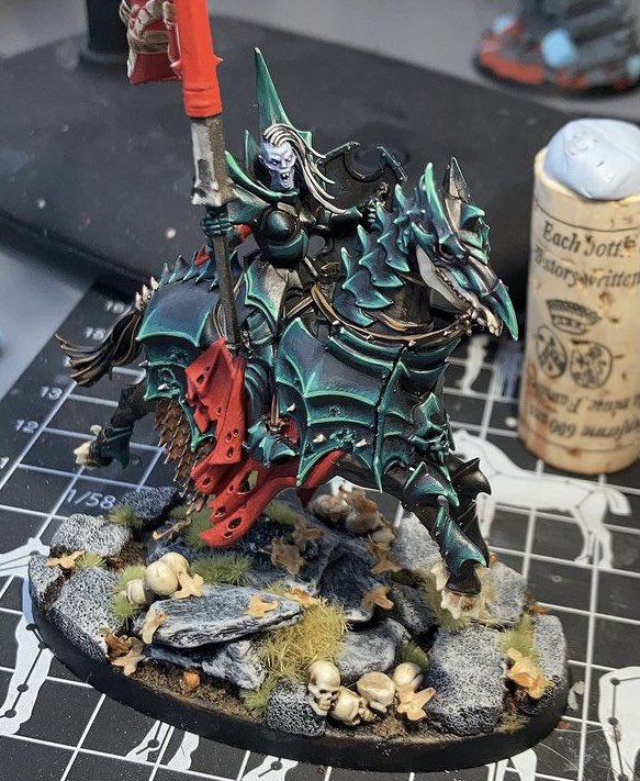 My bloodknights banner lady #soulblight #soulblightgravelords #gamesworkshop #gw #warhammer #warhammercommunity @WarComTeam #warhammeraos #aos #warhammerageofsigmar #ageofsigmar #hobby