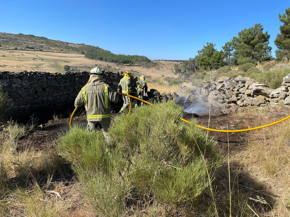 incendios085's tweet image. A rápida reacción do operativo antiincendios da @Xunta desprazado a Ávila para colaborar na extinción do #IFNavalacruz fixo posible atallar un novo punto de lume na zona e evitar así males maiores.