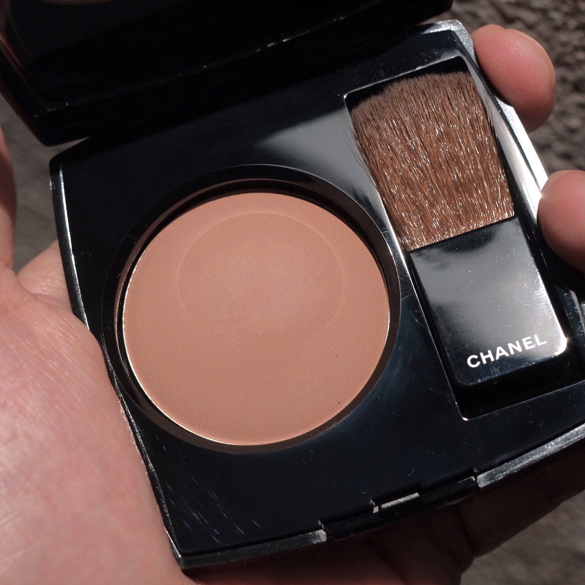 jjdoesitwork's tweet photo. บลัช Chanel สี Ombre จำเป็นต้องสวยขนาดนี้มั้ยยยยยย! ตายไปเลย! แพ้ความนู้ดตุ่นๆ แพ้ความนัว ไม่เอะอะ สีนิ่งๆ เป็นสีคอนทัวร์อ่อนๆ ได้ ปัดแล้วโครงหน้ามันชัดขึ้น ใช้ได้ทุกเพศ ดูไม่ตั้งใจทำไรมาก อาบน้ำเสร็จ ปัดผมหน่อย ออกจากบ้านเลย ส้วยยยยยย!!! เวิร์ก!!!! 100000/10 https://t.co/32dwEbmDNu