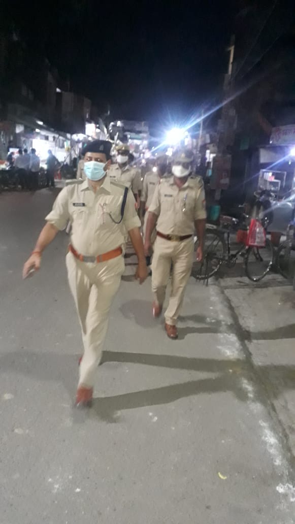 maharajganjpol's tweet photo. पुलिस अधीक्षक महराजगंज श्री प्रदीप गुप्ता के निर्देशन में जनपद में अपराध नियंत्रण, शांति एवं कानून-व्यवस्था के दृष्टिगत क्षेत्राधिकारी नौतनवा मय फोर्स द्वारा कस्बा नौतनवा के संवेदनशील स्थानों पर पैदल गश्त कर संदिग्ध व्यक्तियों/वाहनों की चेकिंग की जा रही है। #UPPolice https://t.co/PcIrjsJYdg