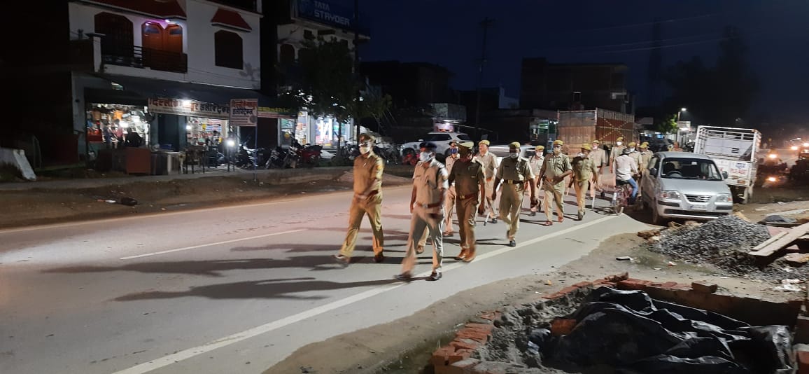 maharajganjpol's tweet photo. पुलिस अधीक्षक महराजगंज श्री प्रदीप गुप्ता के निर्देशन में जनपद में अपराध नियंत्रण, शांति एवं कानून-व्यवस्था के दृष्टिगत क्षेत्राधिकारी स���र मय फोर्स द्वारा थाना क्षेत्र श्य��मदेउरवा के संवेदनशील स्थानों पर पैदल गश्त कर संदिग्ध व्यक्तियों/वाहनों की चेकिंग की जा रही है। #UPPolice https://t.co/1z3djtn3uf
