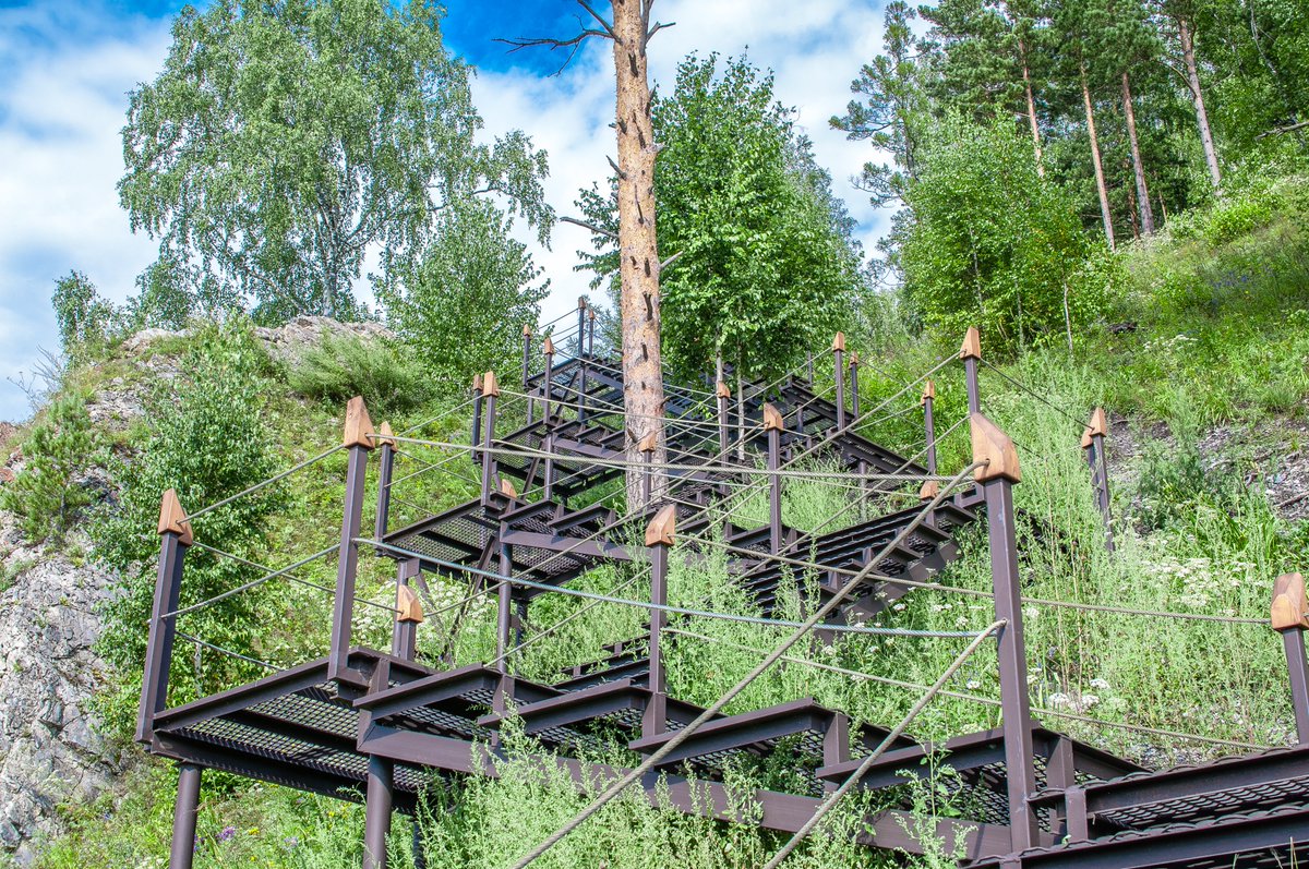 vova_ru's tweet photo. #Красноярскийкрай На первой фотографии сибиряк Сергей. Он входит в состав бригады, которая благоустраивает Манскую петлю для туристов. За ним на крутую гору, а её высота примерно 600 метров, поднимались двое его товарищей, которые волокли бензиновый генератор. 16.08.2021 #Nikon https://t.co/kLKODflV7R