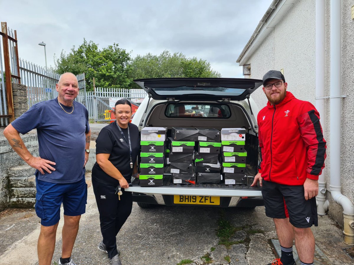Thanks to @carolynharris24 for your support of the #FitandFed @WRU_Community @CommunityOsprey Free Rugby Camp @RfcMorriston 

Great to be able to also deliver some @WelshRugbyUnion #Boots4Grassroots to the club also