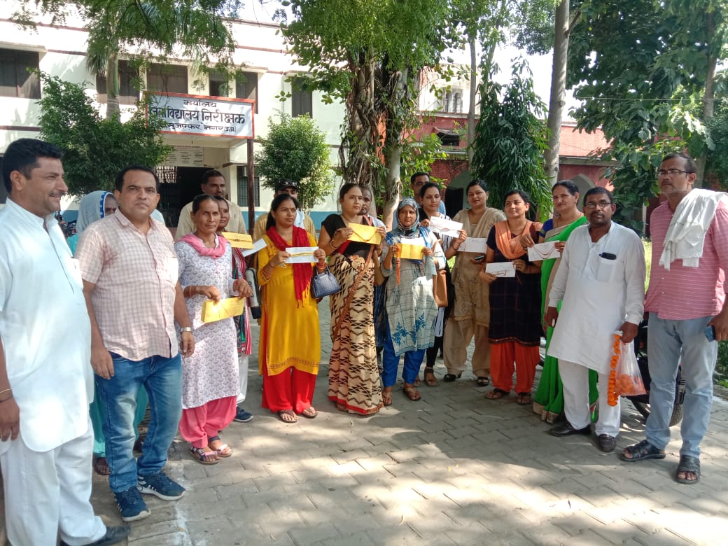 जनपद-मुजफ्फरनगर.. 
जिलाध्यक्ष मजीबुरहमान के निर्देशन मेंअनिल ठाकुर जी,सुबोध जी,गीता जी,इंद्रपाल जी,एकता रानी जी के सहयोग से शिक्षामित्र बहनों ने सैकड़ों*राखियां*मा.प्रधानमंत्री जी,मा.मुख्यमंत्री जी को प्रेषित किए हैं.. 
धन्यवाद.,<a href="/narendramodi/">Narendra Modi</a> जी,<a href="/myogiadityanath/">Yogi Adityanath</a> जी,<a href="/aajtakup_in/">Aajtakup.in</a>