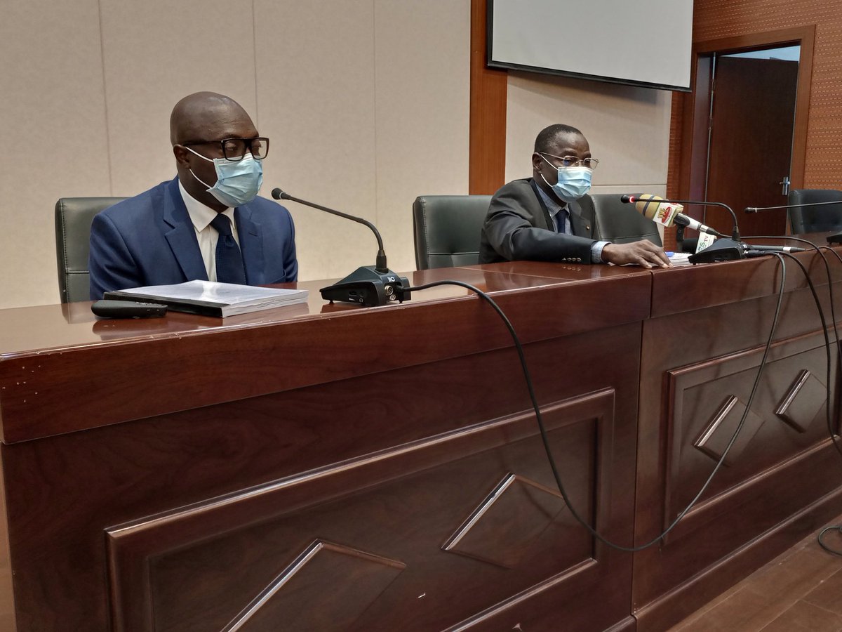 MSPS_Togo's tweet photo. Les ministres MIJIYAWA et IHOU, et Pr EKOUEVI, ont échangé ce jour sur les éléments de langage avec les personnes ressources intervenant dans les émissions.
Cette initiative vient après celle d'hier avec les animateurs d'émissions et responsables d'organes de presse. https://t.co/p1adrWkRpb