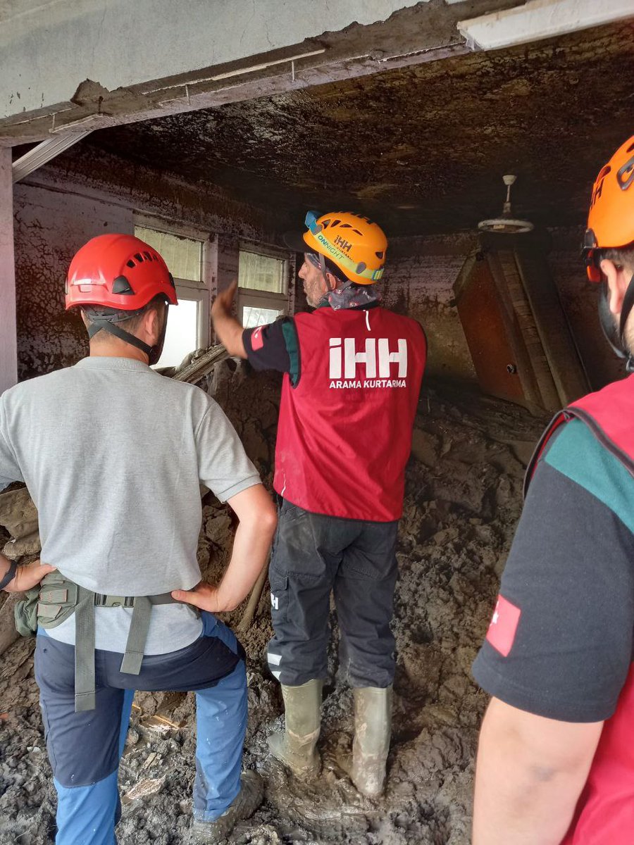 #Kastamonu #Bozkurt'ta, ekiplerimizin balçık temizleme ve arama çalışmaları devam ediyor.