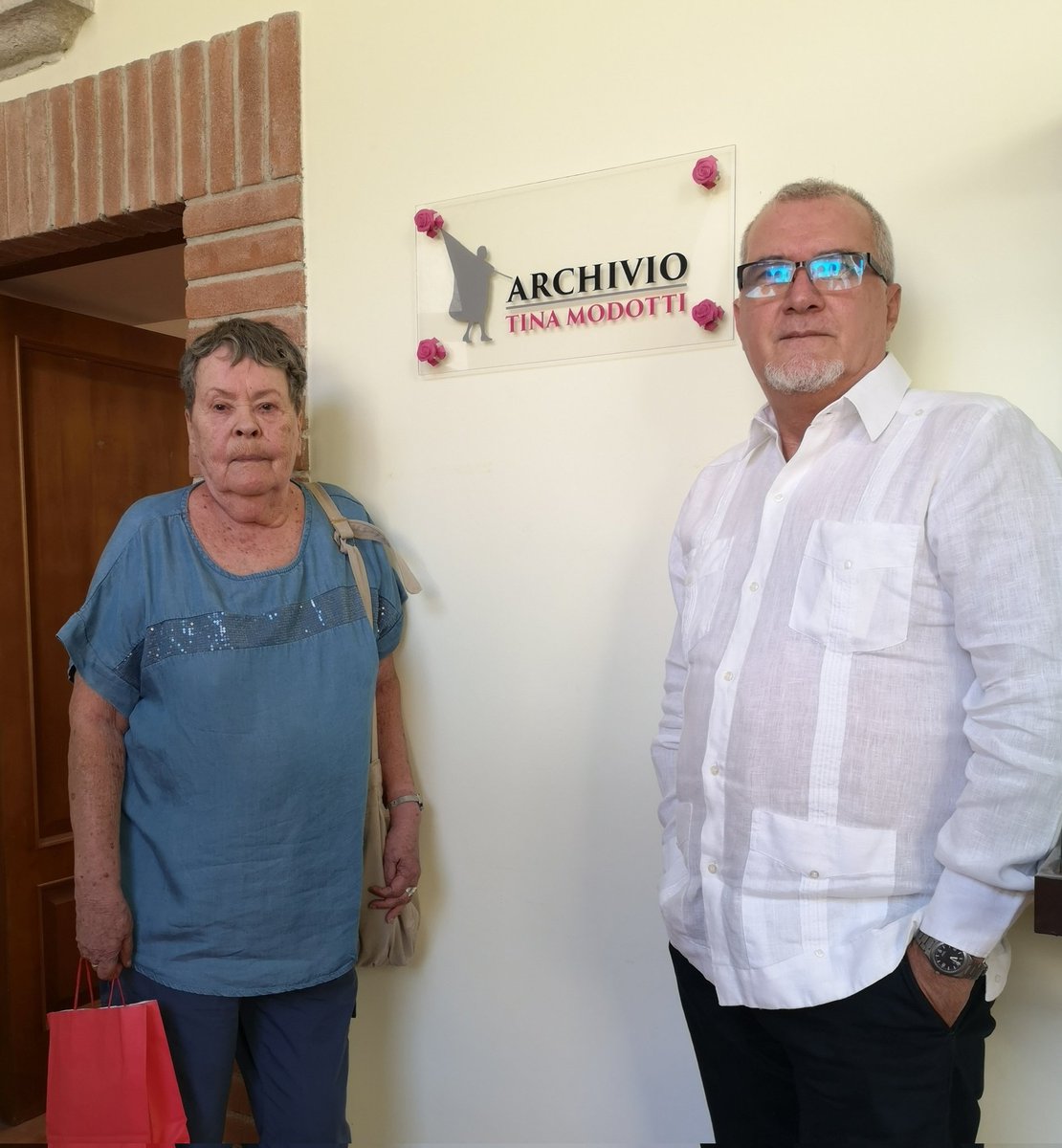 JoseCarlosRguez's tweet photo. Momento para mí muy especial: en el #ArchivoTinaModotti, #Bonefro, su creadora, la historiadora alemana Christiane Barckhausen-Canale, me pide que escriba algo en el libro de visitantes. Mientras lo hago con aprecio, ella me dedica por 2da. ocasión, 31 años después, su libro. https://t.co/OCYMatRTQs