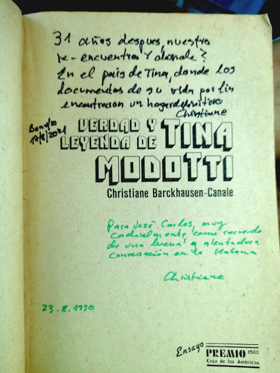 JoseCarlosRguez's tweet photo. Momento para mí muy especial: en el #ArchivoTinaModotti, #Bonefro, su creadora, la historiadora alemana Christiane Barckhausen-Canale, me pide que escriba algo en el libro de visitantes. Mientras lo hago con aprecio, ella me dedica por 2da. ocasión, 31 años después, su libro. https://t.co/OCYMatRTQs