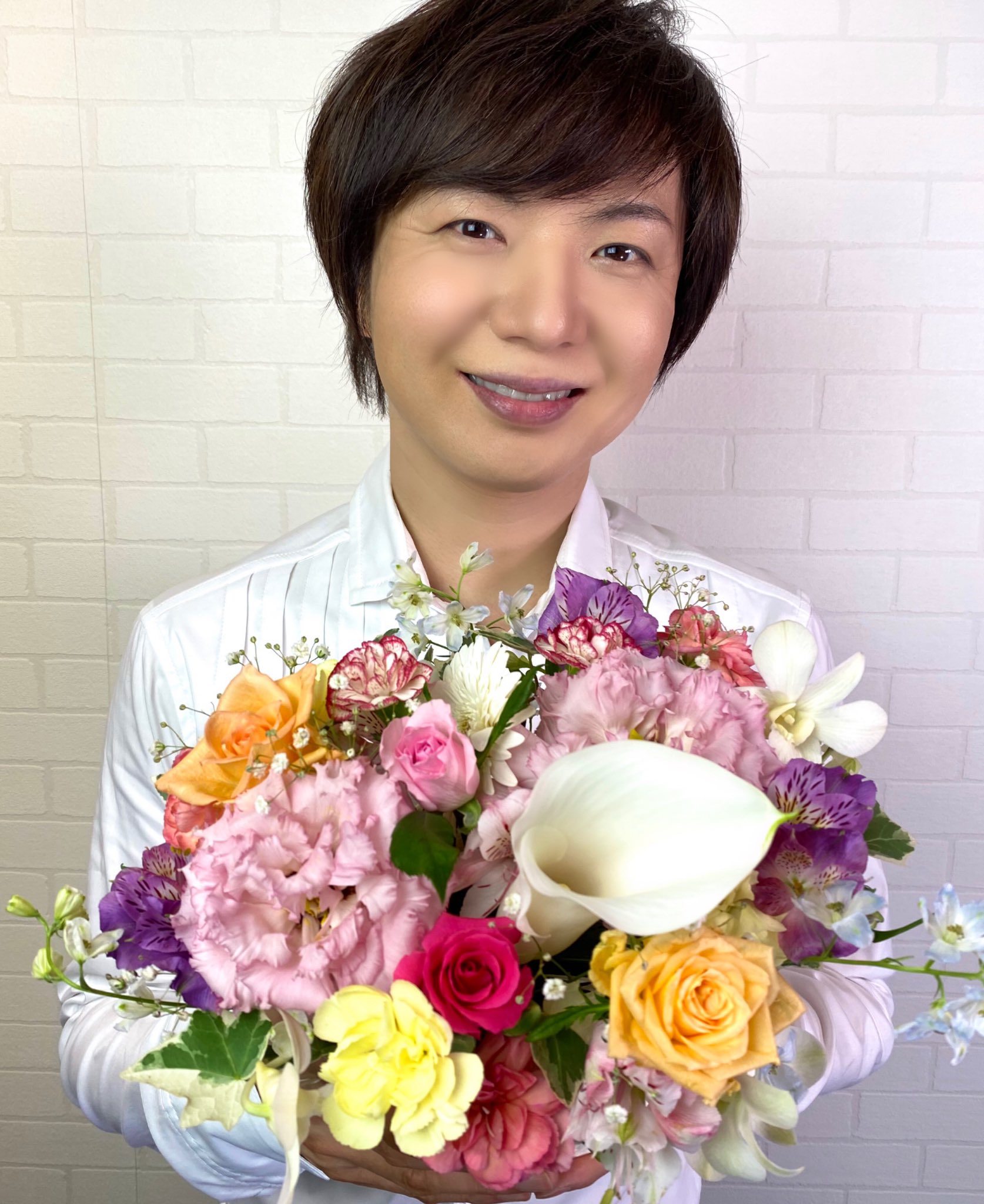 竹島宏スタッフ 公式 花かご カラフルな花かご 二輪のオレンジ色の薔薇 今日お届けしたい花言葉 絆 帰り道 急に強く降り出 した雨 お願いですどうか 優しい雨でいてください 今日も１日お疲れ様でした ひろネット 花便り 花言葉 花