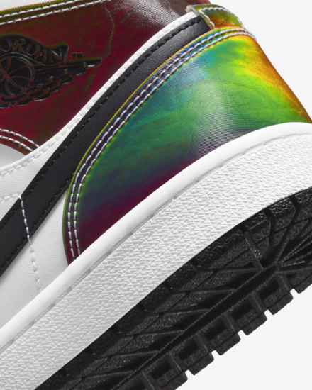 SOLELINKS's tweet photo. Ad: Air Jordan 1 Mid SE 'White/Black/Multi' last sizes via Nike US => https://t.co/llg04fu1Hu https://t.co/NKH7dUwv4C
