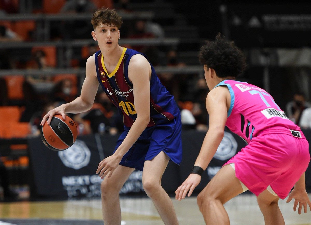 BasquetPro's tweet image. Tras firmar contrato profesional por 2 años, Agustín Ubal (Base/2.00m/03) comenzará la pretemporada con el primer equipo de @FCBbasket que dirige Saras Jasikevicius.
Mañana iniciará los entrenamientos en el Palau Blaugrana y el 24/8 viajará a Andorra, donde jugará dos amistosos.
