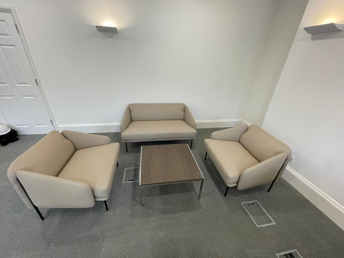 Super little install this AM for one of our fab clients, stunning executive desk/meeting table and seating for CEO's office.

#officefurniture #interiors #desk #offices #CEO