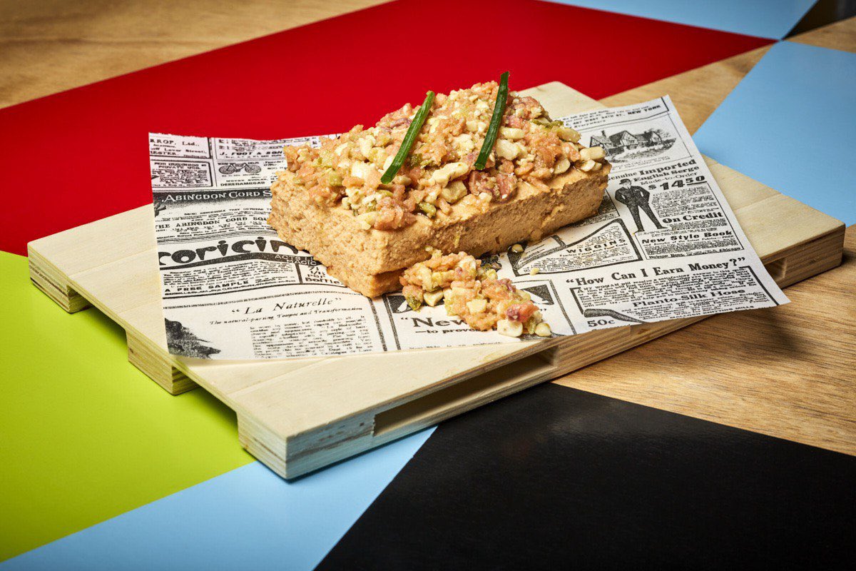 😅 Vale, no te va a quitar los treintaitantos grados a la sombra, pero es una opción bien fresquita para comer: el  pastel de atún
con picada de salmón marinado, pepinillos y anacardos está delicioso. 

😍 Déjate sorprender por la mezcla chispeante de sabores en la boca. 
👀👇