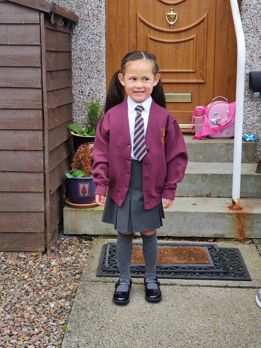 HazelCrowe's tweet photo. This is it lj first day at her school @CairdView https://t.co/552ALRmxs3