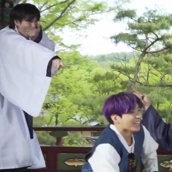 coversuga's tweet photo. o yoongi acusando o jungkook de ser o ladrão sem poder falar porque já tinha sido eliminado https://t.co/gvZKPOgjl4