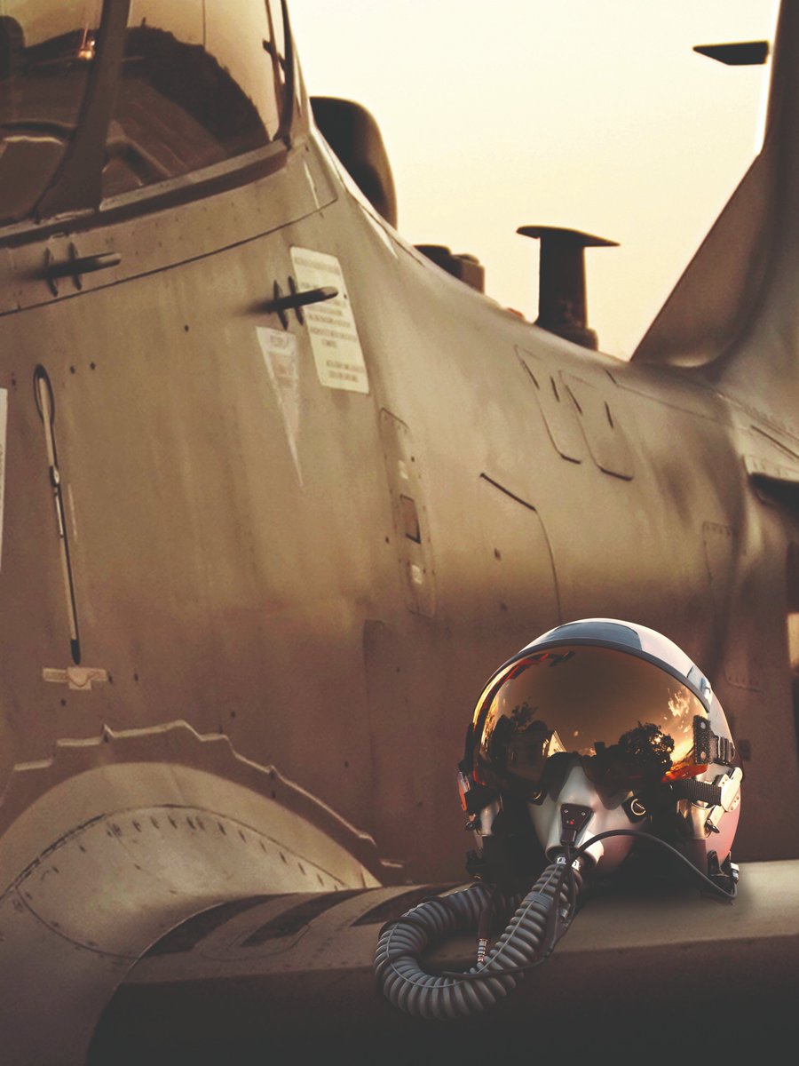 RevistaFAC's tweet photo. Casco de #Vuelo | “A medida que me entrenaba vuelo tras vuelo se volvió parte de mí, de mi vida, mi pasión y mis ilusiones. Su ajuste perfecto me aísla del rugir, de las vibraciones del motor y la estructura de mi aeronave aún durante sus mayores esfuerzos”. #COFAC #GRRamsésRueda https://t.co/SXXKyzevAn