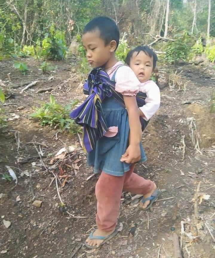 RvlBurma2's tweet photo. Elderly people,children and women were fleeing in heavy artillery shelling near the old #WanmaThu village in #Mindat Township, Chin State, due to heavy artillery fire by the military troops.@Refugees @UN_HRC

#WhatsHappeningInMyanmar 
#Aug17Coup https://t.co/rczOxUlnax