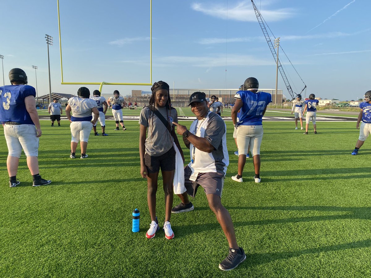 hollymcabshire's tweet photo. Our smallest take care of the biggest here in Goonville!! 🖤💙 Naee’s got the #roachpatrol 🪳covered! Our MVT of the day, Measuring in at 5 ft with our tallest lineman at 6’6”!!! @coachluster2 @Williambressi78 @NFHS_TrueNorth  @ForneyAthletics https://t.co/Z9zlbZJo0m