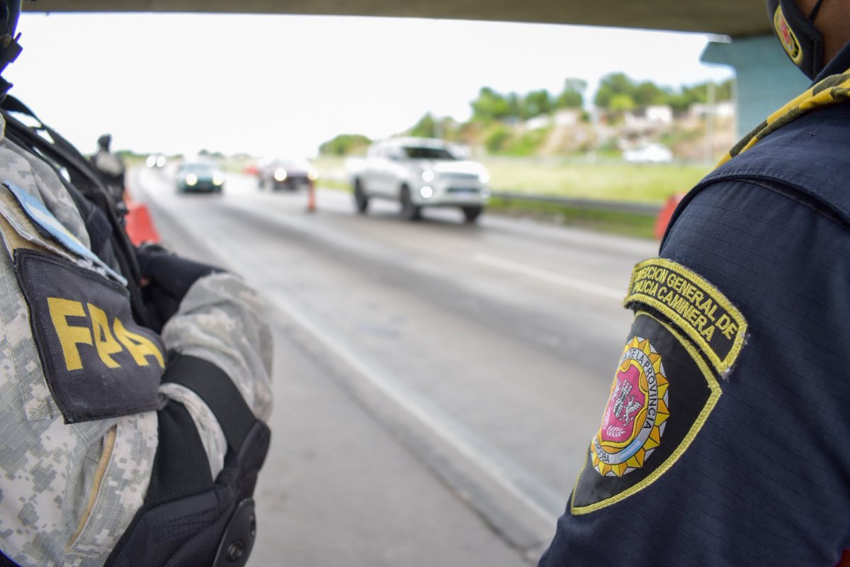 FPAcba's tweet photo. #RíoCeballos Sobre #RE98 (Km 20), #PolicíaCaminera controló un vehículo con dos sujetos mayores de edad a bordo y secuestró varias dosis de marihuana. Tras el hallazgo, se solicitó la presencia de la #FPA. #Colaboraciones https://t.co/ejJf2sXDYK
