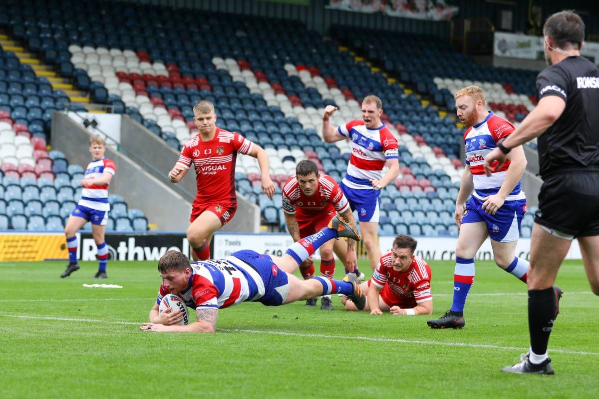 💪 Two tries and a Man of the Match performance from Jordan Syme against Doncaster! 

🤝 Sponsored by David Heaton and Senior Performance Training.

#ThisisRochdale 🐝