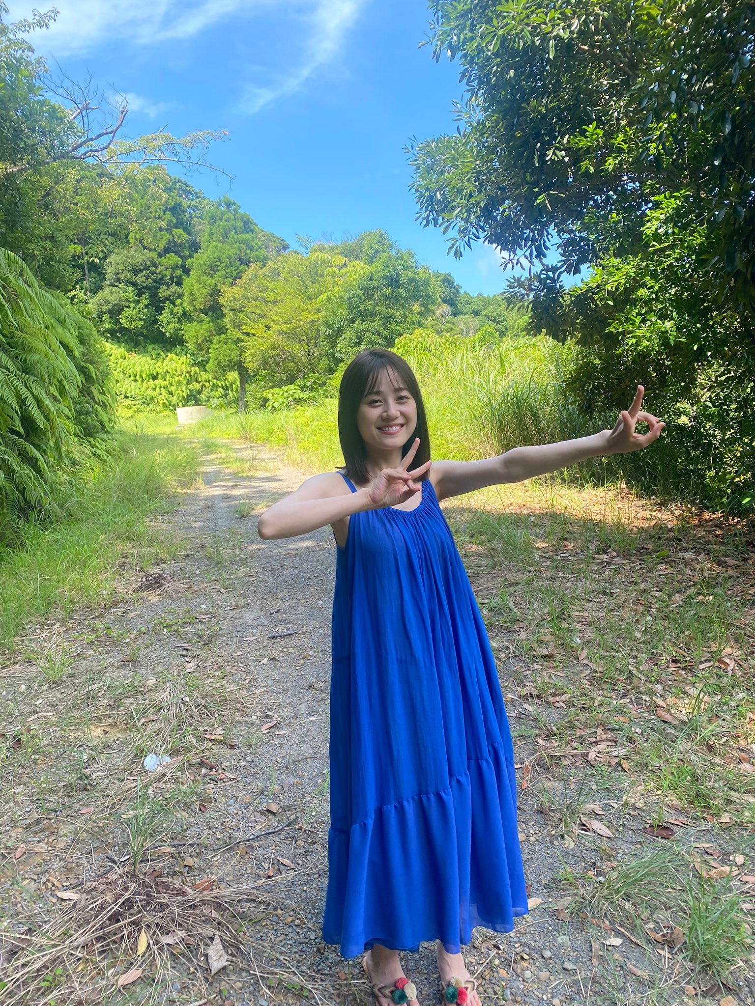 伊藤美来写真集 公式 Sur Twitter そろそろ 青ワンピの次の衣装をお届けしようかと悩み中です でも まだこんなに可愛いオフショットがあるのに すぐ次に行くのはもったいないです 伊藤美来 みっく写真集 T Co O7rm0s44wo Twitter