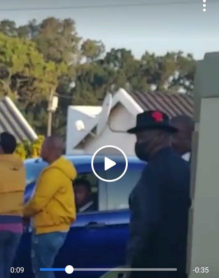hard_nash's tweet photo. Saw this on Facebook Apparently Its #Bhekicele Minister of Police ...The Guy on the Video is saying 'Nangu uBheki Cele Siphuza naye..."😱😱😱 #earlyEjaculation #mpura #MarikanaMassacre Pauli Babes Wodumo Ncikazi Andile #Mamkhize Lady Du Wits #AskAMan Fanie #RobotBoii Motsepe https://t.co/N3dqiZ5jYY