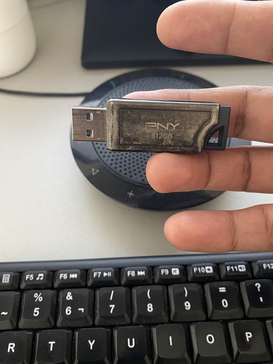 rockyquinto's tweet photo. Un reconocimiento a la compañera de mil batallas. Que sean mil ++. Full ISOS #Linux https://t.co/RfUFvbORLP
