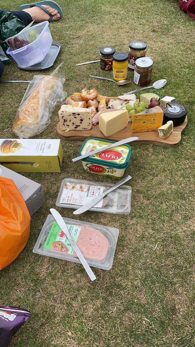 BridgnorthCC's tweet photo. Our newly elected Chairman is setting the standard with today’s #GroundCrew lunch at #CricketMeadow for @shropshireccc vs @cornwallccc !! 

Thoughts @CowCornerPod ?! https://t.co/ipraYvk5L6
