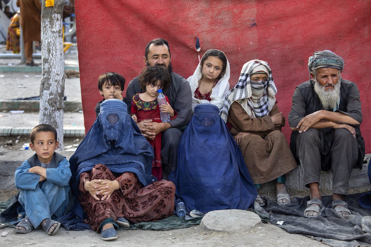 Perché siamo andati in Afganistan?
Perché abbiamo fatto tante promesse a quella povera gente?
Perché siamo venuti via abbandonandoli?
Si, abbiamo delle ragioni, ma che corrispondono
solo ai nostri interessi, non a quelli del popolo afgano.
Ma proveremo almeno una volta vergogna?