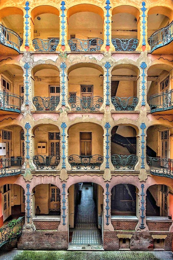 NouveauDeco's tweet image. Budapest courtyard from 1906 in Hungarian Art Nouveau style by architect István Nagy.