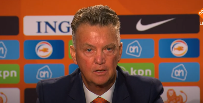 Louis past perfect bij zijn nieuwe functie als bondscoach van ORANJE (en achtergronddecor) #oranjeboven #persconferentie