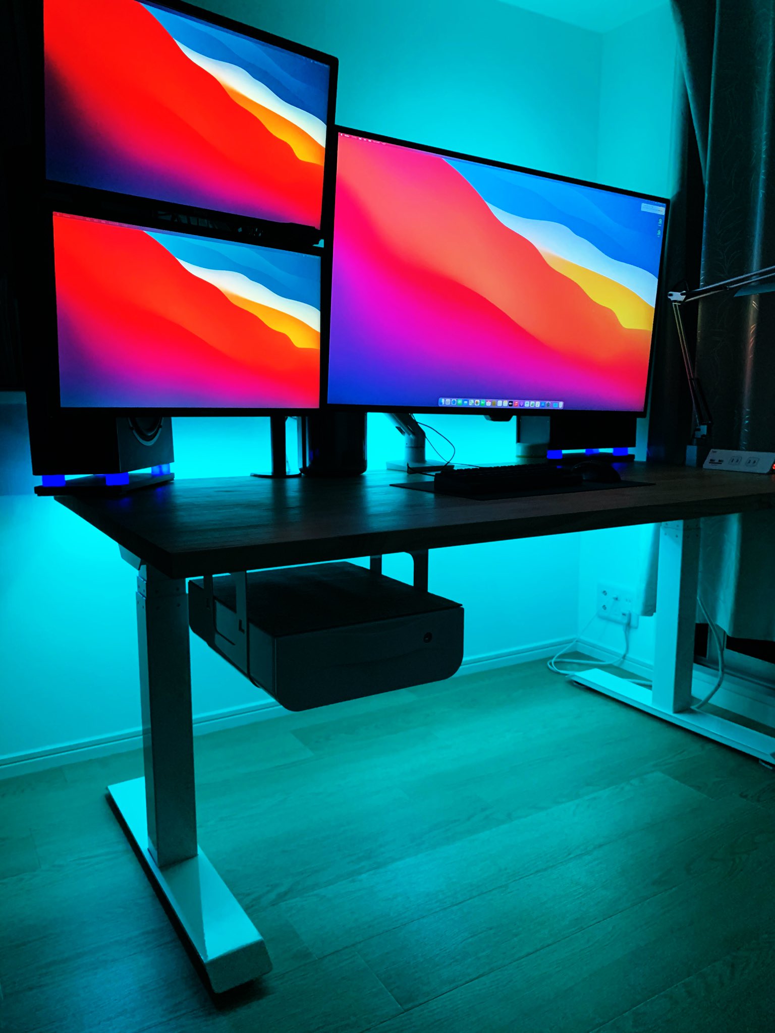 おったん 雑記ブログ Pcデスクにledテープの取り付けが完了 Flexispot E7の昇降デスクの色を白にして正解だった 部屋の壁紙が白でpcデスクの脚も白だから部屋にも馴染むしledの光が映える テレワークになった今 デスクに投資はコスパ良い