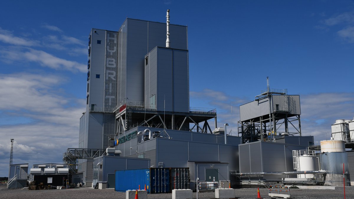 HYBRIT: Världens första fossilfria stål är färdigt för leverans. SSAB har nu producerat världens första fossilfria stål i Oxelösund. Följ onsdagens event, 18 augusti, kl. 11.00 här: bit.ly/3B342hd