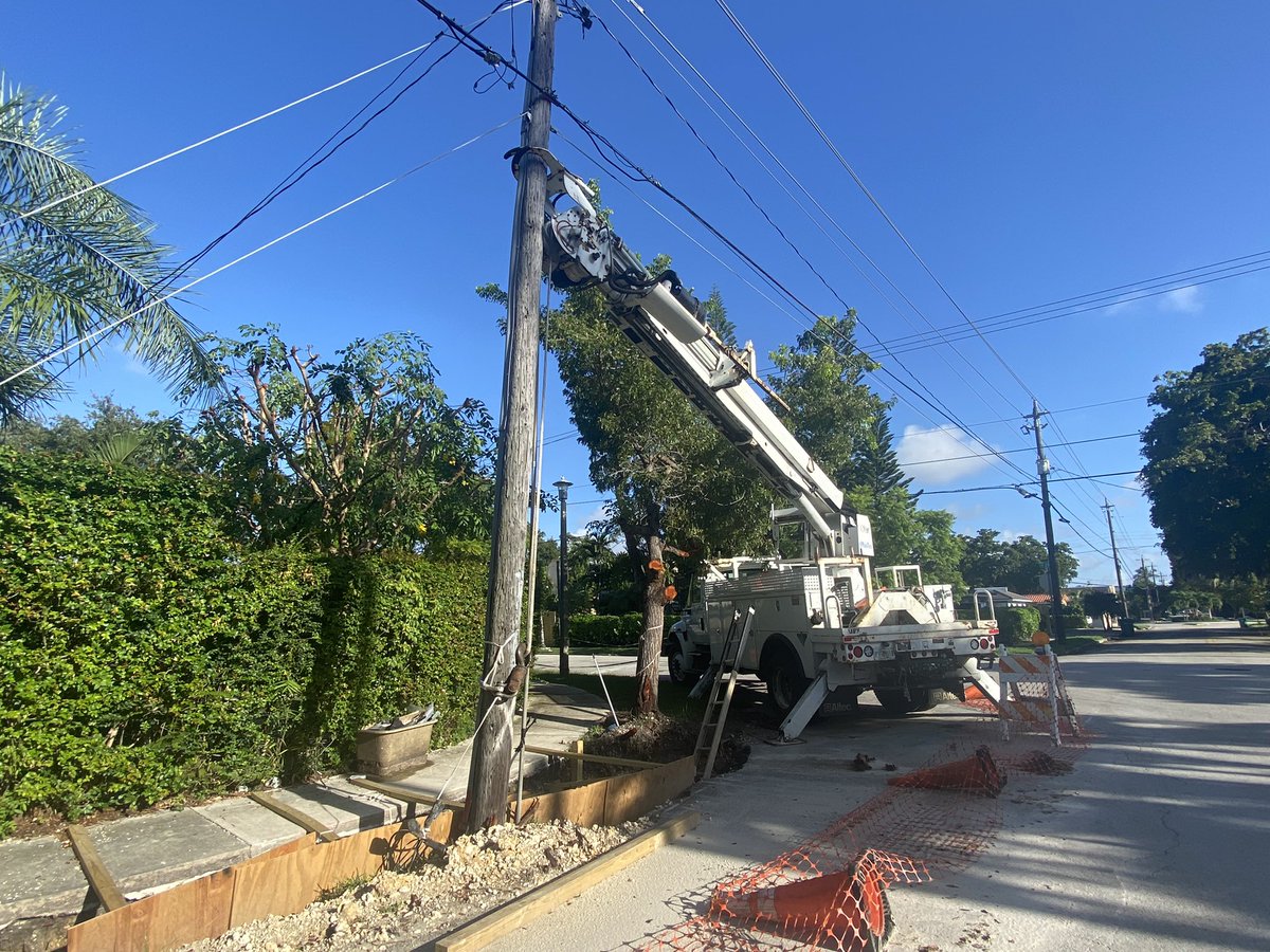 Littlehavanarep's tweet photo. Y este camión aqui por una semana? Blocking sidewalks is not good for walkable neighborhoods. Please report @Manolo4Miami @CityofMiami @sidewalkclosed  @MiamiSBNA https://t.co/ngo1hBqN2a