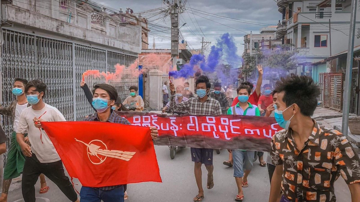 Myanmar_Now_Eng's tweet photo. In Mandalay, residents protested against military dictatorship today (Aug 17) despite strict restrictions. They include locals from Sein Pan ward, which is a target of the junta's gunmen, and members of the Sangha Union. 

Photos: CJ

#WhatsHappeningInMyanmar https://t.co/JevQwKbks2