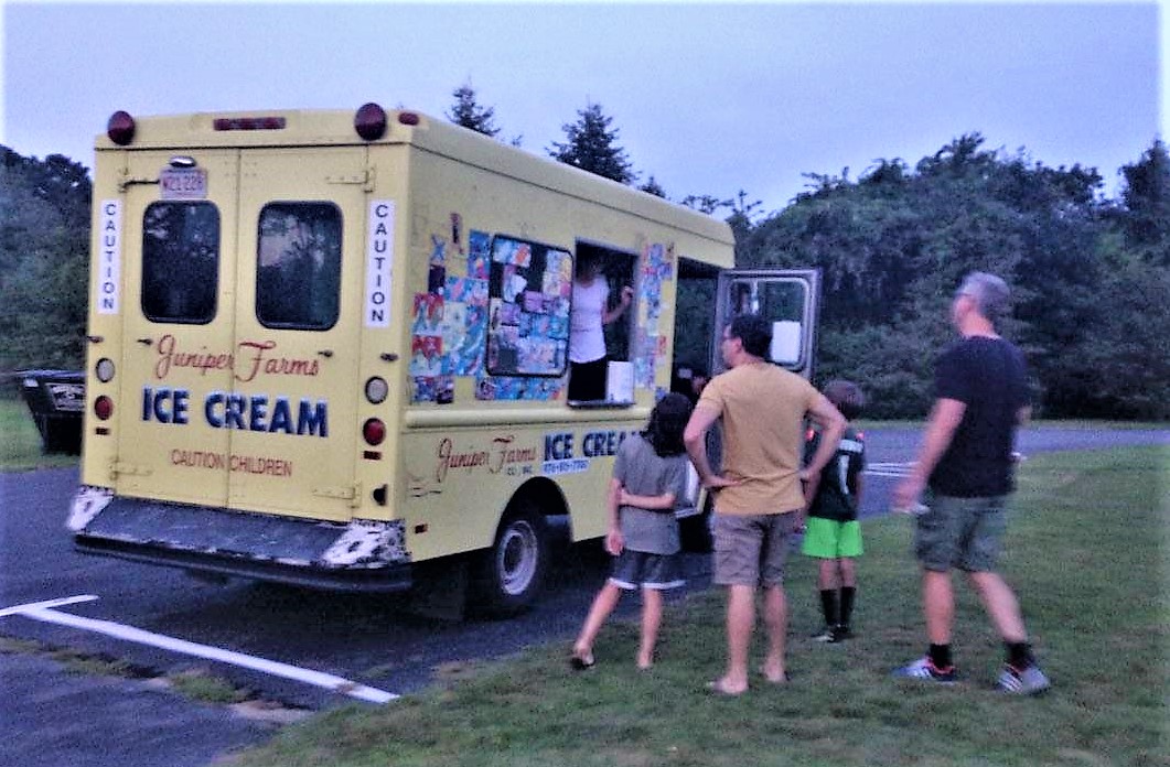 FriendsGoodnow's tweet image. 🤩😍😄📚🍦 Thanks for coming to The Friends Flicks-In-Cars Under the Stars. We are so grateful for the generous support from The Frank and Stella Ricciardi Charitable Trust, supporters of the Friends of the Goodnow Library &amp;amp; StAnselm ChurchSudbury to make this event possible.