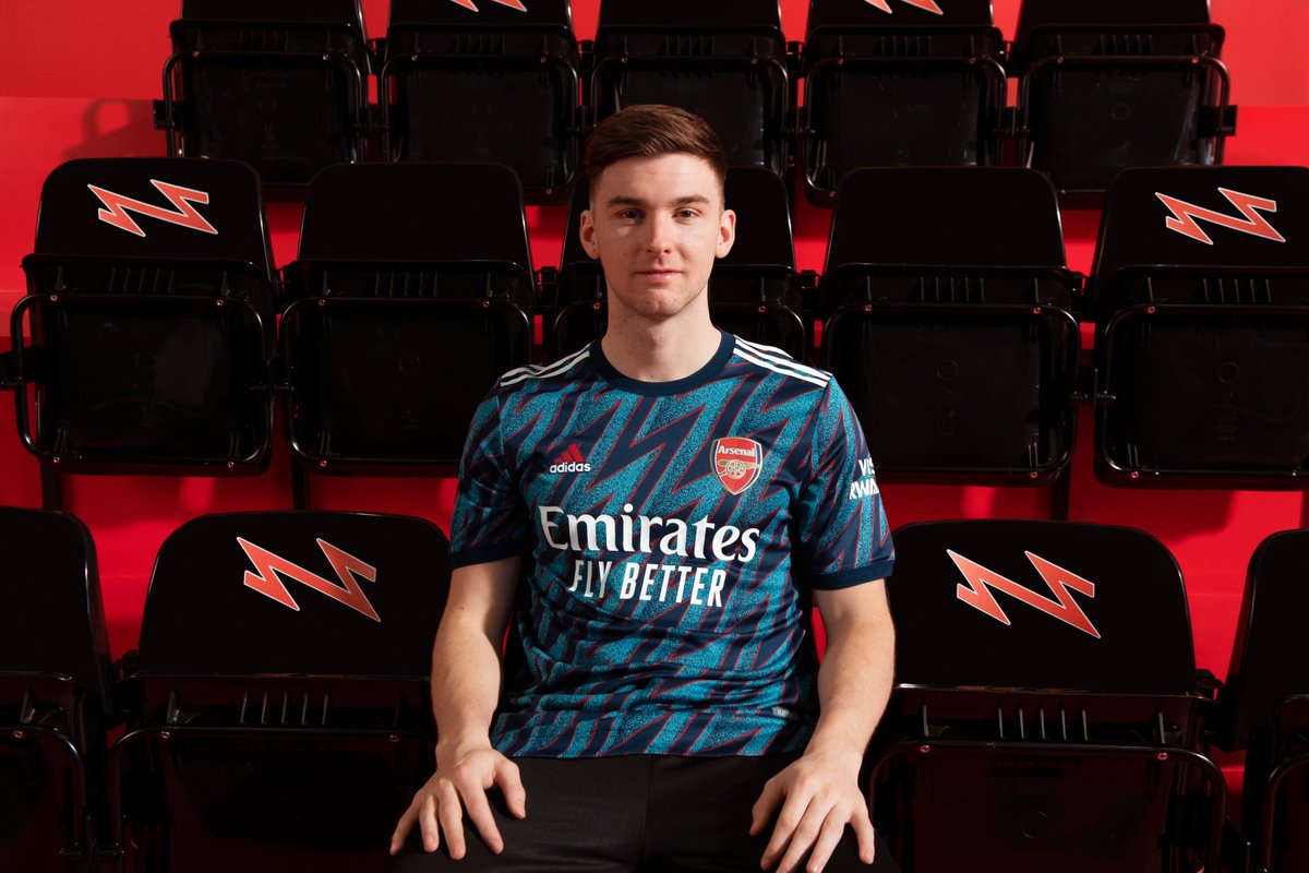Arsenal's tweet photo. ✅ New kit
🔜 New season

Looking sharp, lads 👌 https://t.co/eGdIBCP4tO
