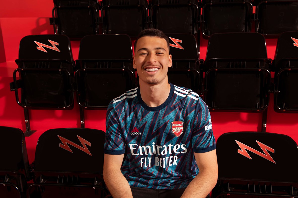 Arsenal's tweet photo. ✅ New kit
🔜 New season

Looking sharp, lads 👌 https://t.co/eGdIBCP4tO