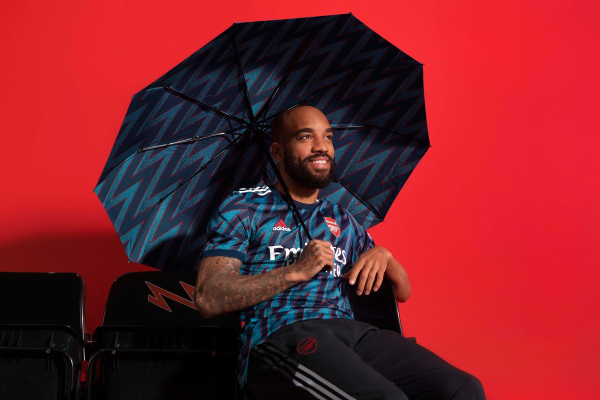 Arsenal's tweet photo. ✅ New kit
🔜 New season

Looking sharp, lads 👌 https://t.co/eGdIBCP4tO