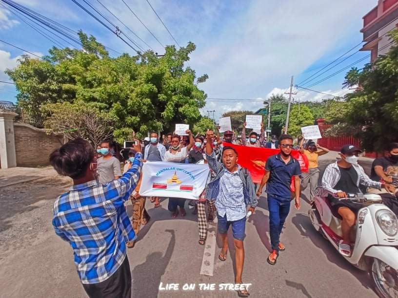 Deon91930131's tweet image. In Mandalay, #Mandalar university students strike also marched and Shouted slogans on the main street to overthrow the military dictatorship in this afternoon .

LEGALIZATION OF NUG

#Aug10Coup 
#WhatsHappeningInMyanmar
