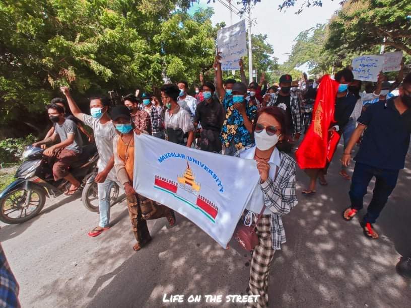 Deon91930131's tweet image. In Mandalay, #Mandalar university students strike also marched and Shouted slogans on the main street to overthrow the military dictatorship in this afternoon .

LEGALIZATION OF NUG

#Aug10Coup 
#WhatsHappeningInMyanmar