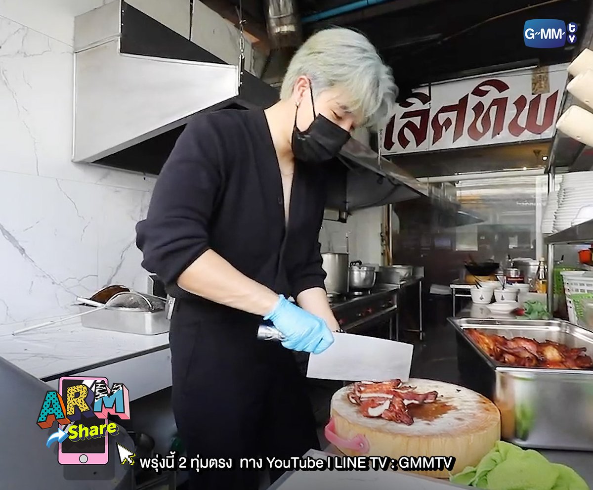 GMMTV's tweet photo. คืนพรุ่งนี้ อาร์มชวนแจน เข้าครัวทำข้าวกล่องกับเชฟกิ๊ก เพื่อไปบริจาคให้แคมป์คนงาน แต่จะมีเมนูอะไรบ้างใน 1พัน กล่องนี้!!

"ARM SHARE ขอเป็นกำลังใจให้กับทุกคน และเราจะผ่านวิกฤต COVID-19 นี้ไปด้วยกัน🙂"
@arm_wc @Janhae 

เจอกัน 2 ทุ่มตรง ทาง YouTube l LINE TV : #GMMTV
#ARMSHARE https://t.co/PjcQgZKYL1
