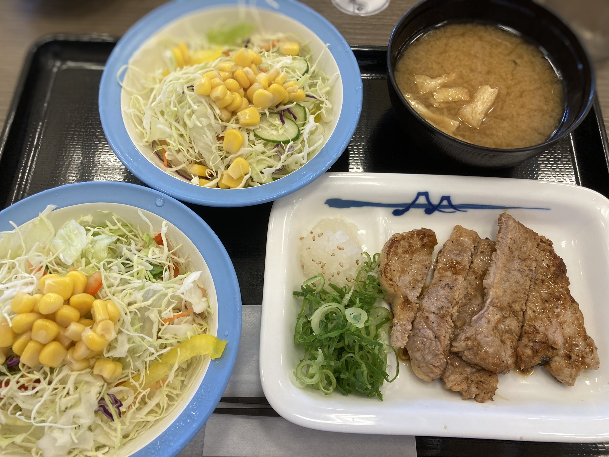 公式 松屋 暑い 暑い 食欲無いこんな日は冷たい食事も良いけど 体調考えるならあったかいものも大事 てわけで 今日から始まった ロカボチェンジ ٩ W و 生野菜が2個になった違和感 適度に栄養摂りましょ 松屋 ロカボチェンジ ごはんを