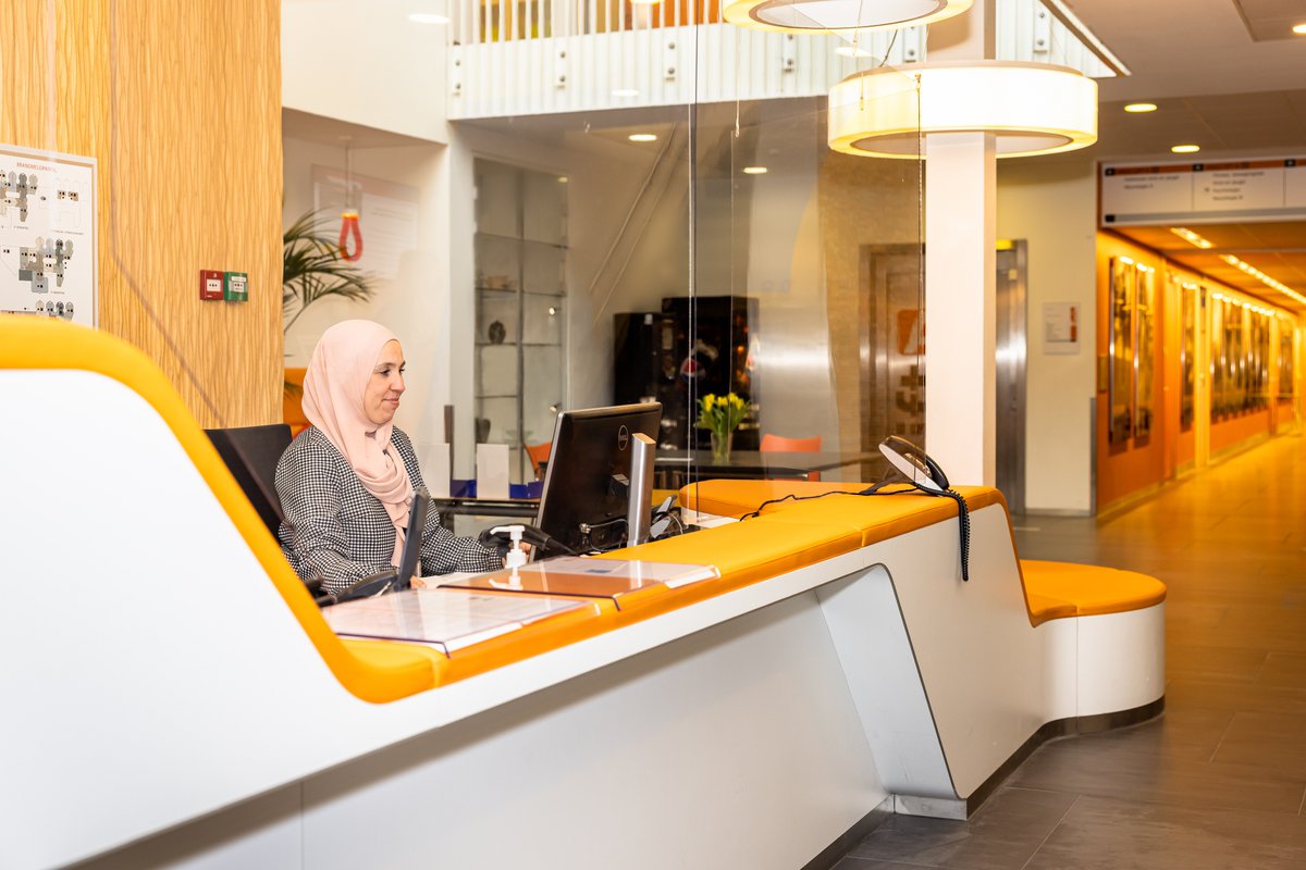DeHoogstraat's tweet photo. Ben jij #gastvrij, #flexibel inzetbaar en #help je mensen graag verder op weg? Kom bij ons #werken als #receptioniste / #telefoniste . Kom verder en #solliciteer direct! https://t.co/wiztkiEwCJ https://t.co/l8MFCtxjGC