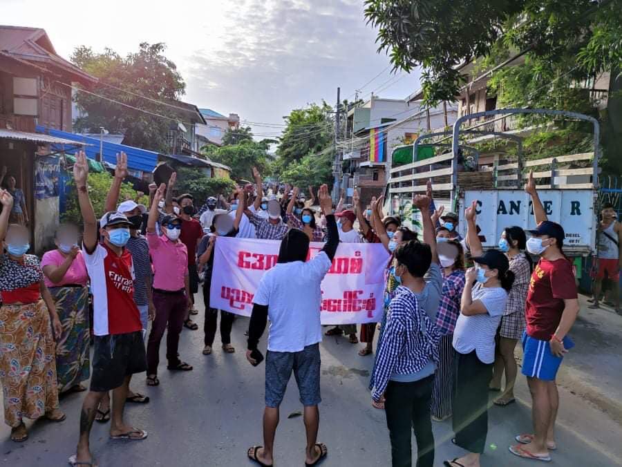 IrrawaddyNews's tweet photo. Students from #Mandalay’s Aungmyaythazan Township staged a protest against the military regime on Tuesday. (Photo: CJ) 

#WhatsHappeningInMyanmar https://t.co/K3M0dZE1oh